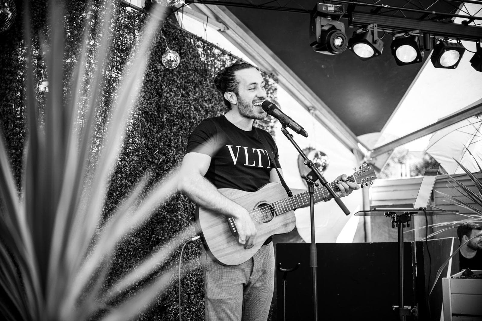 Live guitar singer